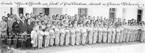 el General con alumnos y personal docente de una escuela que Cárdenas fundó en Michoacán. Archivo personal de las familias  Cárdenas Solórzano y Cárdenas Batel.