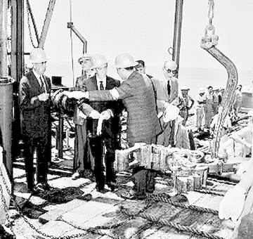 Lázaro Cárdenas visita una plataforma petrolera, circa, 1955, en Campeche. Casasola/Fototeca Nacional/INAH