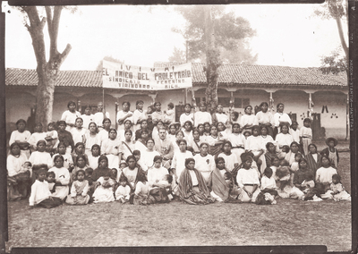 Lázaro Cárdenas con integrantes del Sindicato Femenino en Tiríndaro, municipio de Zacapu, Michoacán, 1931. Archivo personal de las familias Cárdenas Solórzano y Cárdenas Batel.