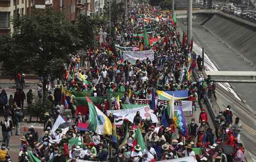 Indígenas se congregan en el centro de Bogotá; Duque se molesta por la aglomeración en plena pandemia
<br>Foto