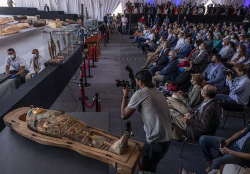 Hallazgo de más de 100 sarcófagos intactos en Egipto, verdadero tesoro