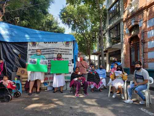 Se deslindan otomíes de Roma 18 de toma del Inpi para exigir vivienda digna