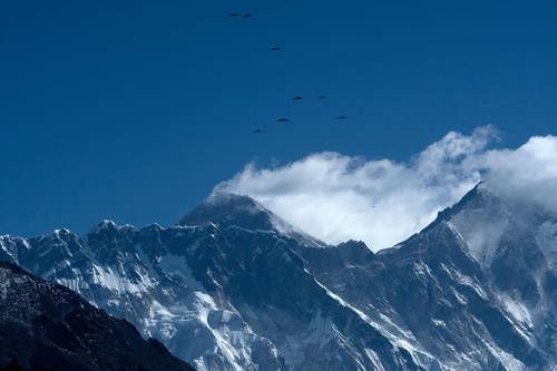 Hallan microplásticos en la cima del Everest, el mayor vertedero del mundo