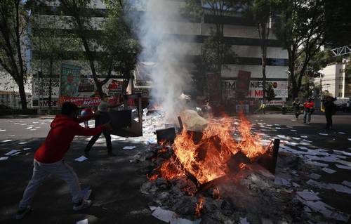 Otomíes prenden fuego a documentos y muebles en instalaciones del INPI
