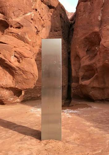 Monolito de metal instalado en el suelo en un área remota de roca roja. La estructura fue encontrada durante una inspección en helicóptero del borrego cimarrón en el sureste de Utah.