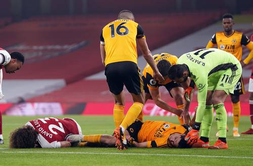El defensa brasileño David Luiz, del Arsenal, y el delantero mexicano Raúl Jiménez (derecha), del Wolverhampton, conmocionados tras el encontronazo.