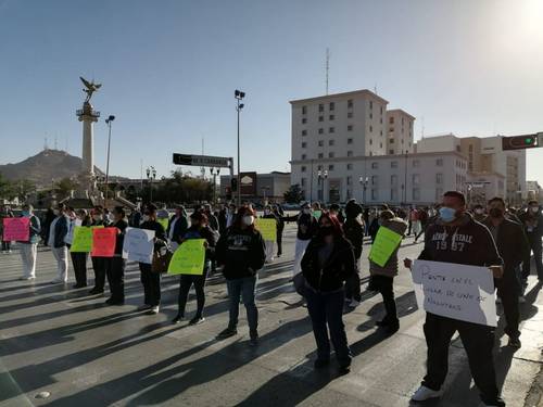 Empleados del Instituto Chihuahuense de la Salud bloquearon la avenida Carranza, frente al palacio de gobierno del estado, para exigir el pago oportuno de aguinaldo y otras prestaciones, equipo de protección e insumos suficientes.
