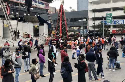 En la explanada de la plaza Pino Suárez, decenas de personas se formaron este lunes al ampliarse el horario y cantidad de las pruebas que se realizan en la ciudad. El incremento en el número de pacientes es notorio y no falta mucho para alcanzar la cifra registrada durante mayo.