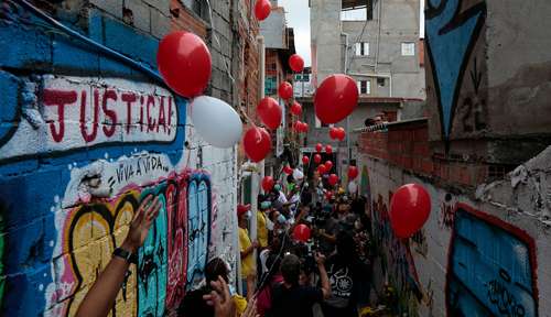Residentes de Paraisopolis, uno de los barrios marginales más grandes de la ciudad brasileña de Sao Paulo, soltaron ayer globos rojos al cumplirse un año de la redada policiaca que provocó una estampida en la que nueve personas murieron pisoteadas.