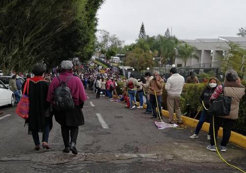 Cientos de maestros no respetaron las medidas de prevención para evitar la propagación de Covid-19, al acudir ayer al informe del titular de la Secretaría de Educación de Veracruz, Zenyazen Escobar García, en el palacio legislativo.