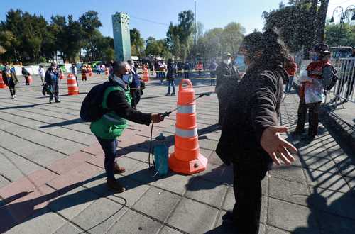 En el kiosco de salud en el centro de Xochimilco, una pequeña rociada, por si las dudas.