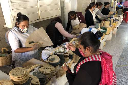 Para apoyarse económicamente, mujeres de Xochimilco elaboran y venden gorditas, pellizcadas y tortillas, así como los típicos tlacoyos de haba, requesón y frijoles.