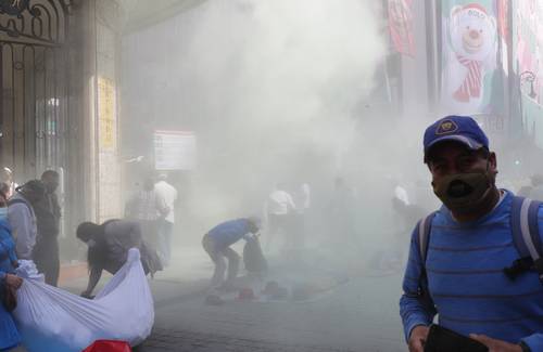 Pobladores de Tláhuac que se manifestaron ayer sobre avenida 20 de Noviembre para exigir agua fueron dispersados con polvo de extinguidores por la policía capitalina.