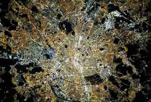 París, la Ciudad Luz, con el río Sena que fluye por el centro, fue captada ayer desde la Estación Espacial Internacional, que orbita a unos 408 kilómetros de la Tierra.