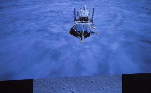 La sonda china Chang’e 5 recogió muestras de la superficie de la Luna este miércoles para traerlas a la Tierra, por primera vez desde los años 70, informó el gobierno. La nave alunizó el martes en el océano de las Tormentas. Se publicaron imágenes en las que se podía ver la sonda, lanzada el 24 de noviembre.