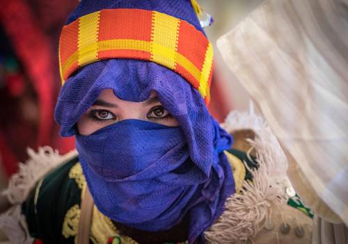 En Marruecos, una muchacha bereber espera el inicio de su boda durante el festival Compromiso Moussem, cerca de las montañas de Imilchil.