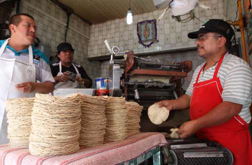 Autoridades federales agradecieron a productores de tortillas el esfuerzo para mantener precios asequibles.