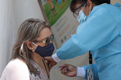 Escena en la carpa instalada en Iztapalapa para aplicar la vacuna anti-influenza, el 28 de octubre.