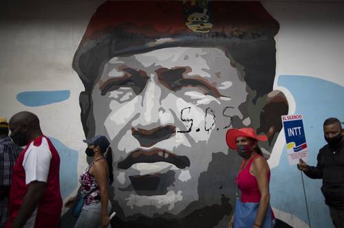 El fallecido presidente Hugo Chávez en un mural durante un acto de clausura de campaña del partido Gran Polo Patriótico. Los venezolanos elegirán nueva Asamblea Nacional este domingo.