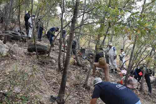 Personal de la Comisión Na-cional de Búsqueda, del Centro de Derechos Humanos Tlachi-nollan, del colectivo Luciérnaga, así como elementos de la Guar-dia Nacional, el jueves, durante la búsqueda de restos óseos en La Montaña.