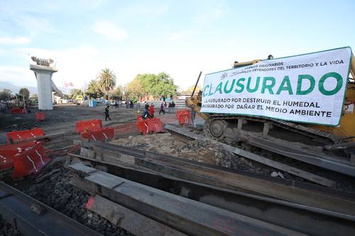 Los manifestantes alegan que a pesar de los mandatos judiciales aún prosiguen las obras en el puente de Cuemanco.