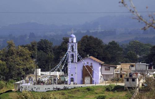 Pese a que el programa de Pueblos Mágicos lleva dos años sin recibir recursos de la Federación, ha mostrado fortaleza y prueba de ello es la integración de tres nuevos destinos: Ajijic, en Jalisco; así como Sisal y Maní, en Yucatán, aseguraron los titulares de Turismo de ambas entidades. Michelle Fridman Hirsch, secretaria de Turismo de Yucatán, comentó que el programa eleva la atracción de inversiones en las dos comunidades que recibieron el nombramiento. Germán Kotsiras Ralis Cumplido, titular del ramo en Jalisco, resaltó que el gobierno estatal ha destinado recursos para mantener los ocho Pueblos Mágicos que se encuentran en su territorio, así como Ajijic, con el que suman nueve y que destaca por la presencia de visitantes canadienses y estadunidenses. Más información en https://cutt.ly/FhmuFVh.
