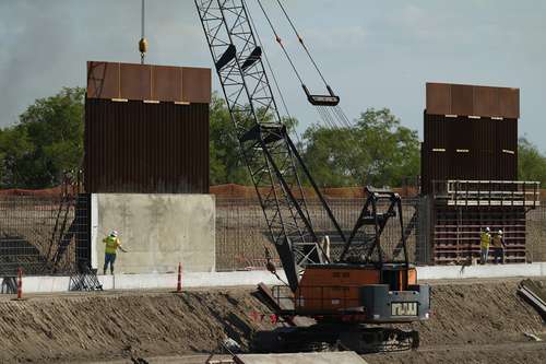 Trabajadores de la construcción –en imagen de noviembre pasado– construyen el muro en Mission, Texas. El presidente electo Joe Biden enfrentará una presión inmediata para cumplir su promesa de detener la construcción de la valla, pero debe afrontar una serie de decisiones difíciles que deja el presidente Donald Trump.