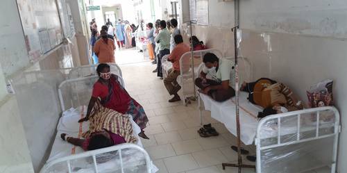 Pacientes con síntomas de un padecimiento no identificado esperan atención en el hospital de la ciudad india de Eluru, en Andhra Pradesh.