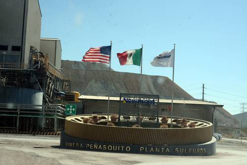 A un costado de su planta de sulfuros, en medio de un gigantesco engrane de acero, ondean las banderas de Estados Unidos, de México y de la compañía Newmont en la mina de oro a cielo abierto Peñasquito, en el municipio de Mazapil, Zacatecas.