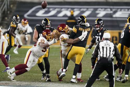 Chase Young (99) captura a Ben Roethlisberger en el último cuarto, lo que fue definitivo para el triunfo de su equipo.