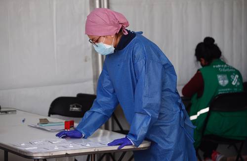 Una médica organiza resultados de pruebas rápidas de Covid-19, ayer en el macrokiosco de Salud, en la Casa de Cultura Jaime Sabines, alcaldía Álvaro Obregón.