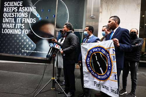 Taxistas de Nueva York se manifiestan frente a Pfizer para exigir donación de 30 mil vacunas contra el Covid, debido a que se consideran población de alto riesgo por el traslado de enfermos.