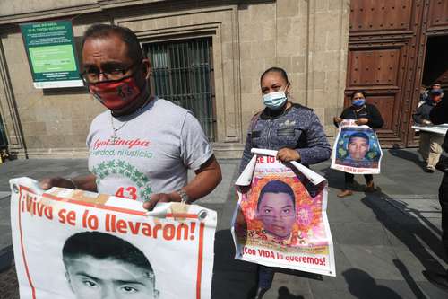 Familiares de los 43 normalistas desaparecidos se reunieron ayer con el Presidente y le pidieron acelerar las aprehensiones del caso.