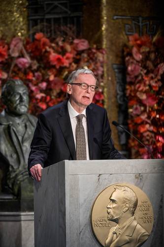 Anders Olsson, integrante de la Academia Sueca y secretario del Comité del Nobel para Literatura, durante la lectura de la presentación de la ganadora, Louise Glück.