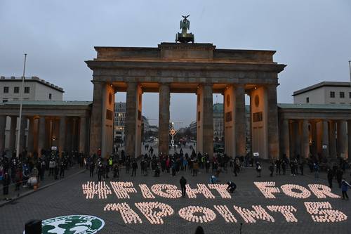 Activistas de Fridays for Future colocaron una instalación ante la puerta de Brandenburgo, en Berlín.