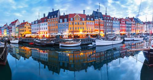 Con un millón 100 mil habitantes, esta capital es conocida como La Riviera Danesa y el canal de Nyhavn –con sus vetustos y coloridos edificios– es visita obligada.