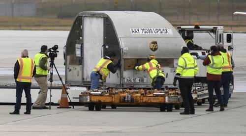 Cargamentos con miles de dosis de la vacuna Pfizer/BioNTech salieron ayer de Michigan rumbo a centros estratégicos de las empresas que las distribuirán.