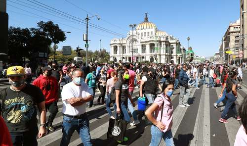 Como ha sucedido en los días recientes, este domingo las calles del Centro Histórico de la CDMX se observaron con aglomeraciones, pese a los insistentes llamados de las autoridades a evitar lugares muy concurridos.