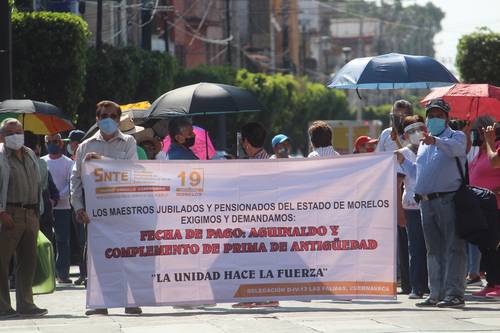 Más de 600 maestros jubilados de Morelos pertenecientes a la Sección 19 del Sindicato Nacional de Trabajadores de la Educación bloquearon ayer por la mañana tres accesos a Cuernavaca y ocuparon el palacio de gobierno para exigir al gobernador Cuauhtémoc Blanco el pago inmediato de sus aguinaldos.