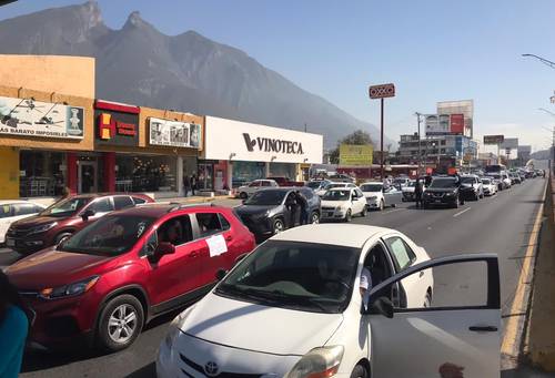 Profesores de la sección 50 del Sindicato Nacional de Trabajadores de la Educación realizaron una caravana vehicular por las principales vialidades de Monterrey, Nuevo León, para exigir el pago del aguinaldo.