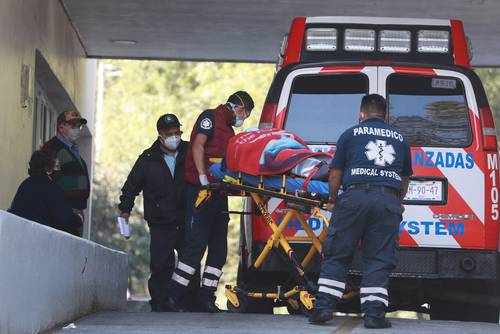 Paramédicos ingresan a un paciente al área de urgencias del hospital Venados del IMSS en medio de la emergencia por Covid-19.