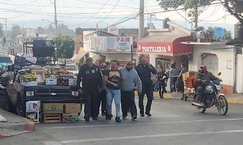 Al menos 50 pobladores de San Salvador Cuauhtenco, en Milpa Alta, intentaron hacer justicia por mano propia en contra de un hombre de 25 años, a quien acusaron de presuntamente asaltar al conductor de un taxi, pero también atacaron con piedras y palos a dos policías, a quienes impidieron salir del pueblo a bordo de una patrulla con el supuesto ladrón. La Secretaría de Seguridad Ciudadana señaló que hubo “empujones y forcejeos” entre los pobladores y los policías, por lo que, “ante lo tenso de la situación”, fueron desplegados otros equipos en apoyo. Los dos policías, que resultaron con lesiones en distintas partes del cuerpo por las agresiones, fueron atendidos por paramédicos del Escuadrón de Rescate y Urgencias Médicas. . El detenido, a pesar de los golpes, no requirió ser trasladado al hospital y fue puesto a disposición del Ministerio Público. Con información de Elba Mónica Bravo.