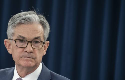 La actual recesión económica es la más severa de nuestras vidas, aseguró el presidente de la Reserva Federal de Estados Unidos (Fed), Jerome Powell. El banco central estadunidense ofreció seguir entregando efectivo a los mercados financieros para luchar contra la recesión causada por la pandemia de Covid-19. Las noticias recientes sobre vacunas son muy positivas, pero el aumento de contagios es particularmente preocupante, dijo Powell. El panorama para la economía es incierto, dependerá del virus, añadió. La Fed decidió mantener las tasas de interés de referencia en un rango de entre 0 y 0.25 por ciento, hasta que se complete la recuperación económica.