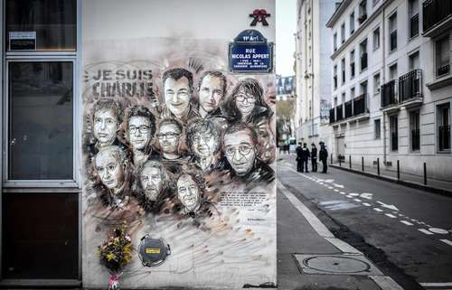 En imagen de 2019, pintura del artista callejero francés Christian Guemy, conocido como C215, en homenaje a los miembros de la revista Charlie Hebdo que fueron asesinados por yihadistas en enero de 2015, realizada afuera de la antigua sede de la publicación satírica.