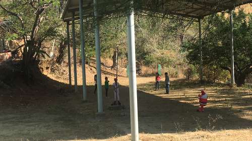 Alumnos de distintos grados de la escuela primaria Lázaro Cárdenas toman un receso en el patio del plantel, ubicado en el poblado de Los Alacranes, municipio de Zirándaro, Guerrero.