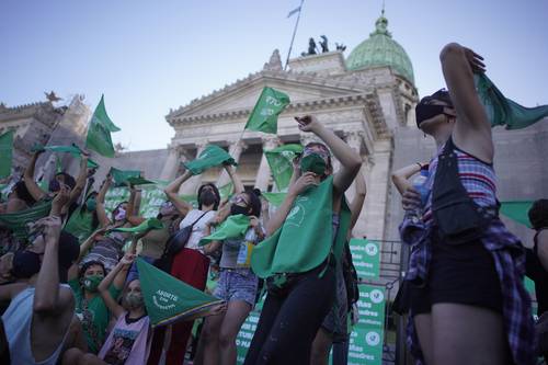 Activistas en favor del aborto celebraron ayer afuera del Congreso argentino.