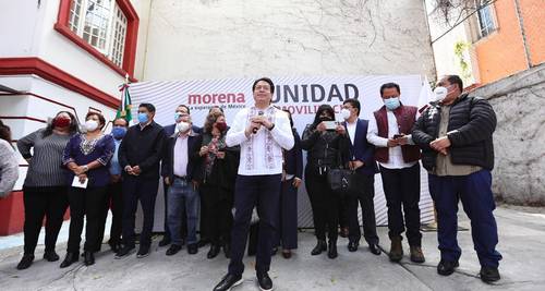 El presidente nacional de Morena, Mario Delgado, señaló que Guerrero es una de las entidades donde se registraron más precandidatos a la gubernatura: 13 hombres y cinco mujeres, por lo cual se realizará una encuesta de reconocimiento y otra de preferencias. La foto fue tomada de la cuenta de Twitter del dirigente