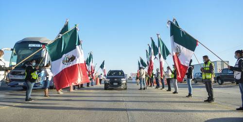 Una caravana vehicular con cientos de paisanos procedentes de Estados Unidos con destino a la ciudad de Querétaro ingresó ayer a territorio mexicano por el puente internacional 2 de Nuevo Laredo, Tamaulipas.