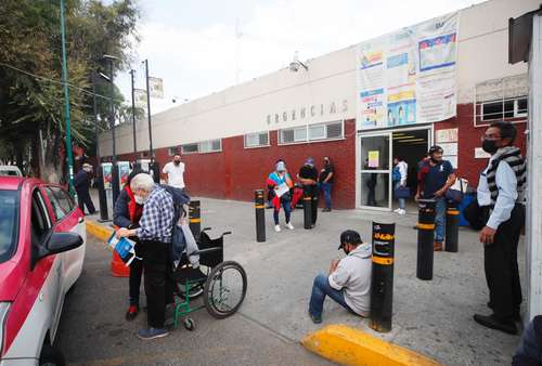 Familiares de pacientes con Covid esperan afuera de hospitales la respuesta del personal médico de si su paciente puede o no ser admitido según la disponibilidad de camas.