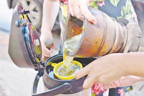 Un vendedor prepara tereré en calles de Asunción. Paraguay dedica un día nacional a esta bebida con el fin de que no desaparezca.